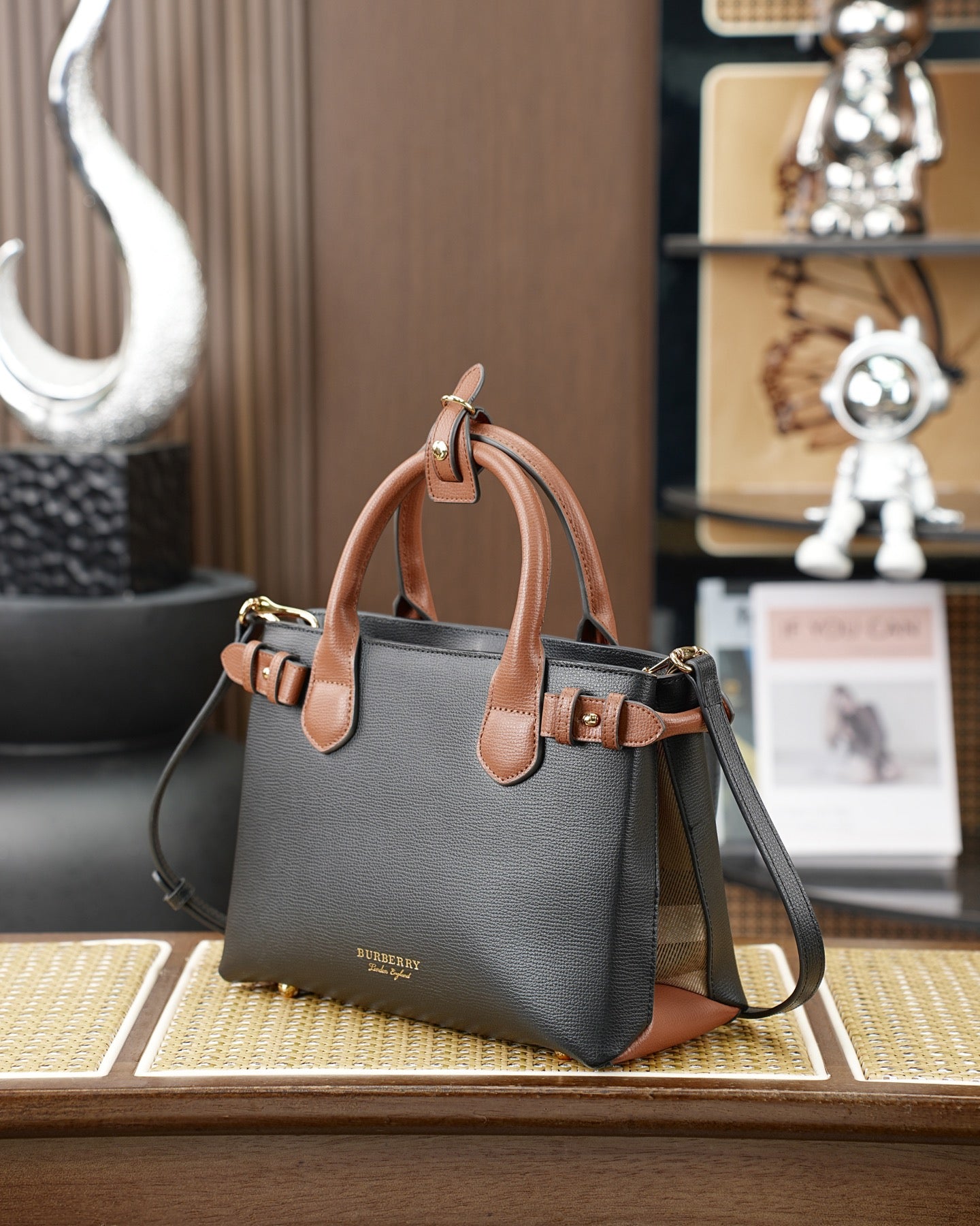 B1R76R20  Popular leather bag