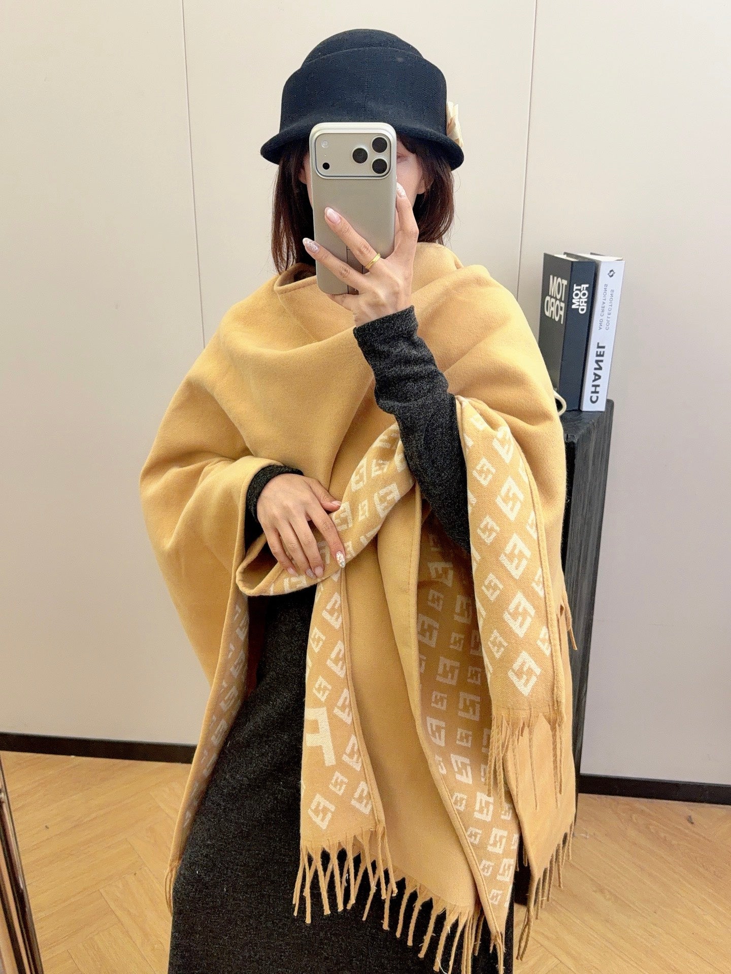 W1R86F59 Popular cape