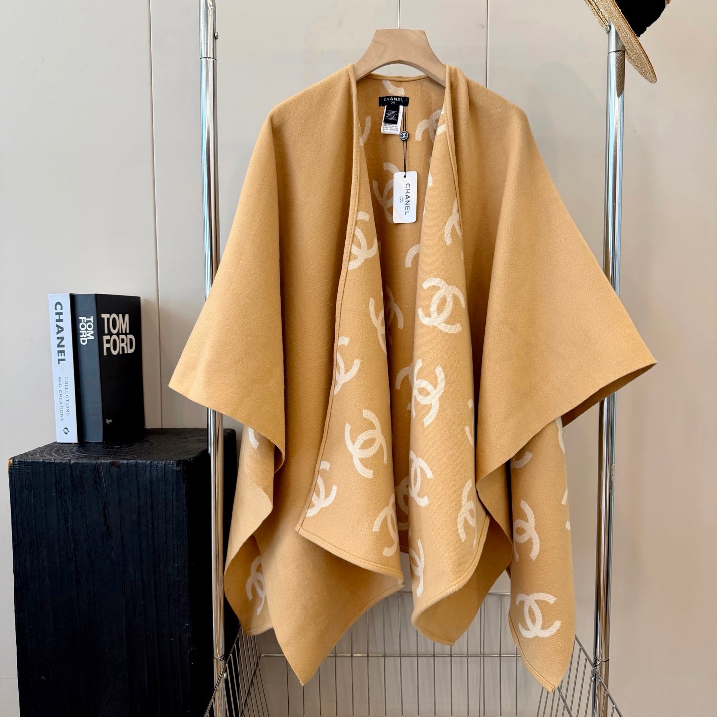 W1R86C60 Popular cape