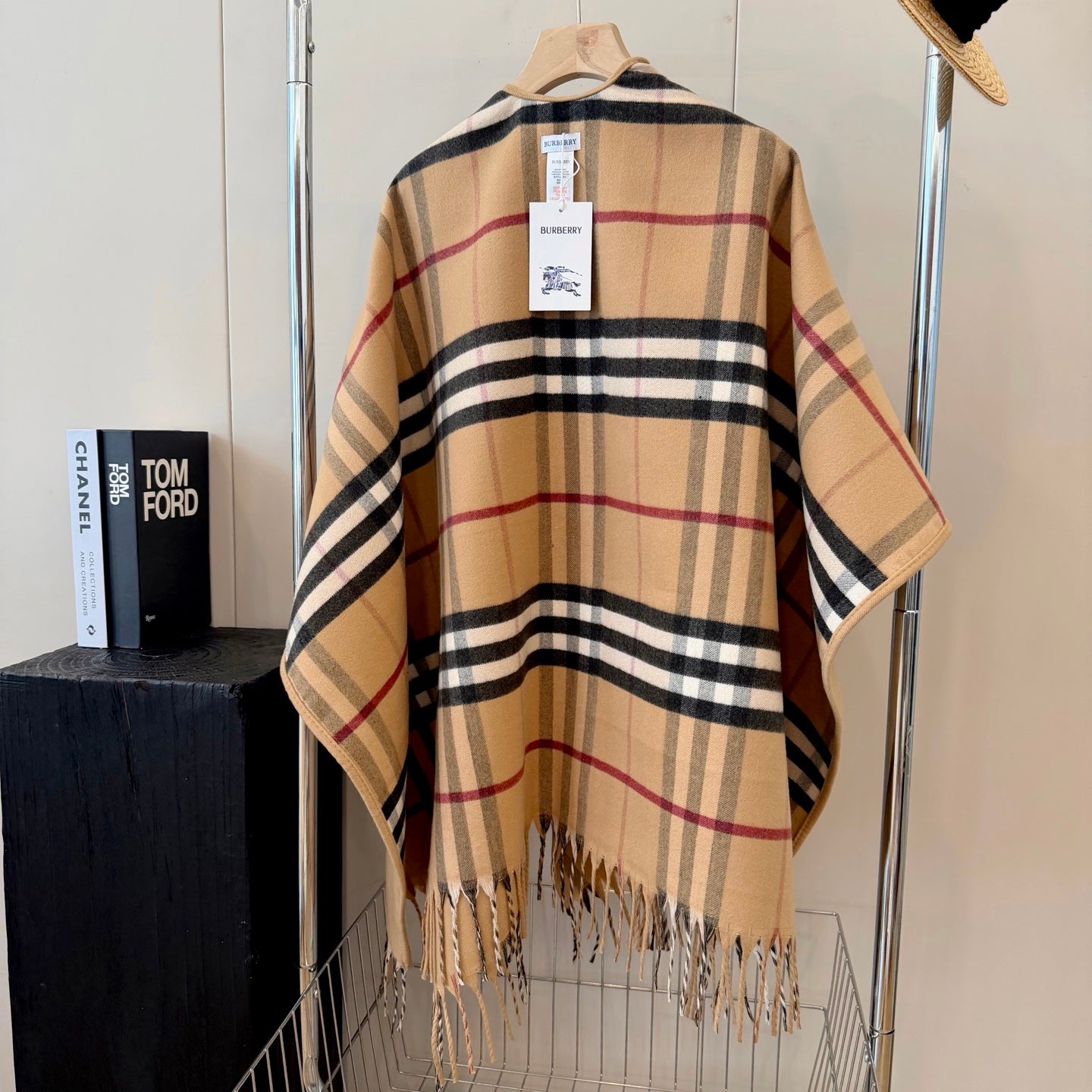 W1R86R61 Popular cape