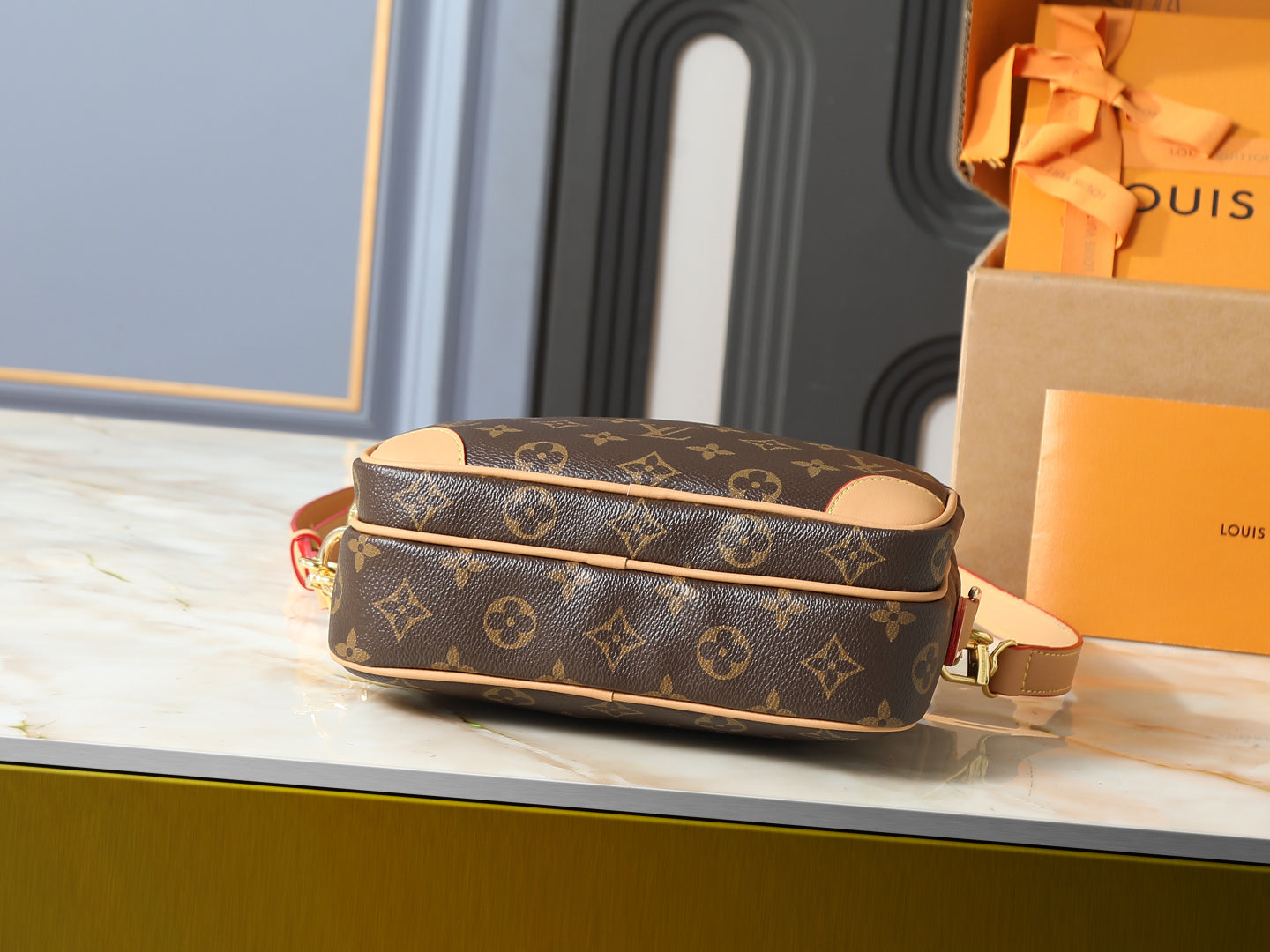 B1P46E108 Popular leather bag