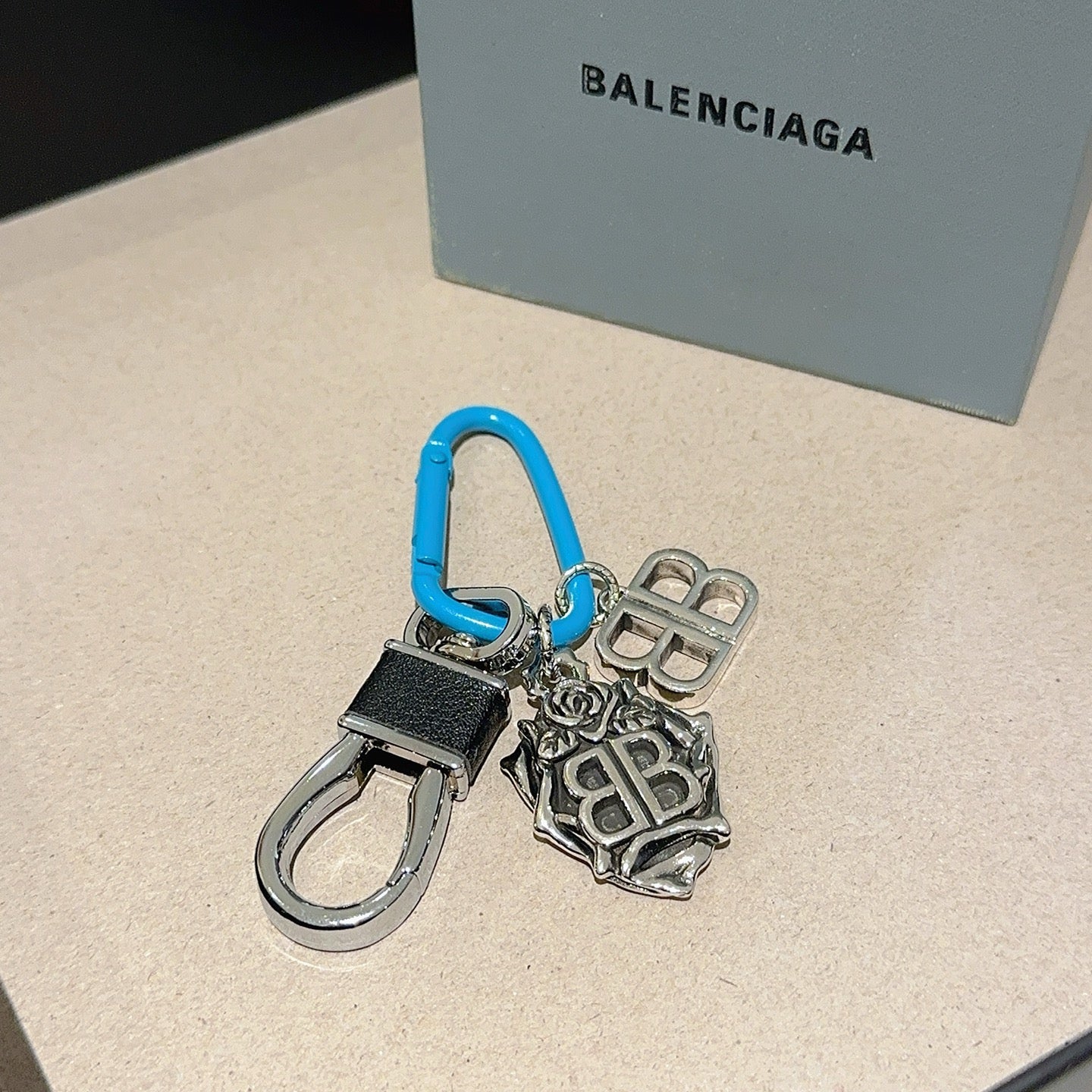 A1Z105J73 Popular bag 's charms accessories