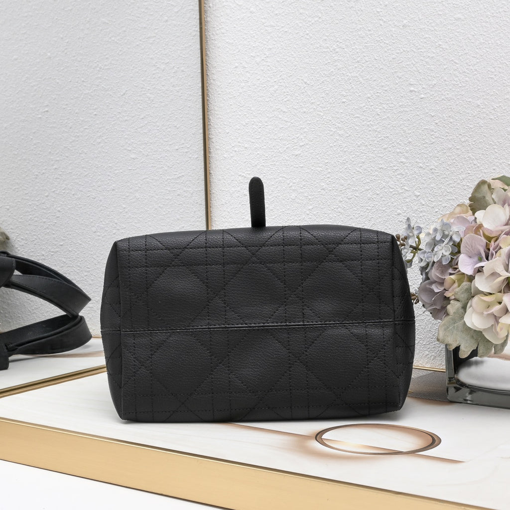 B1R76D42 Popular leather bag