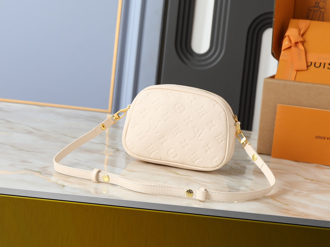 B1R15E147 Popular leather bag