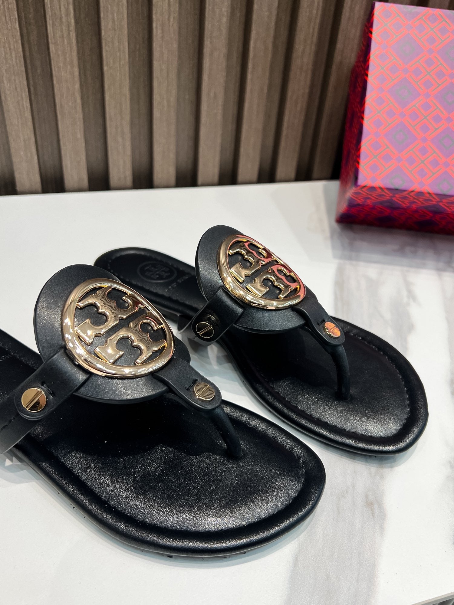 Z2Q55A34  Popular leather shoes