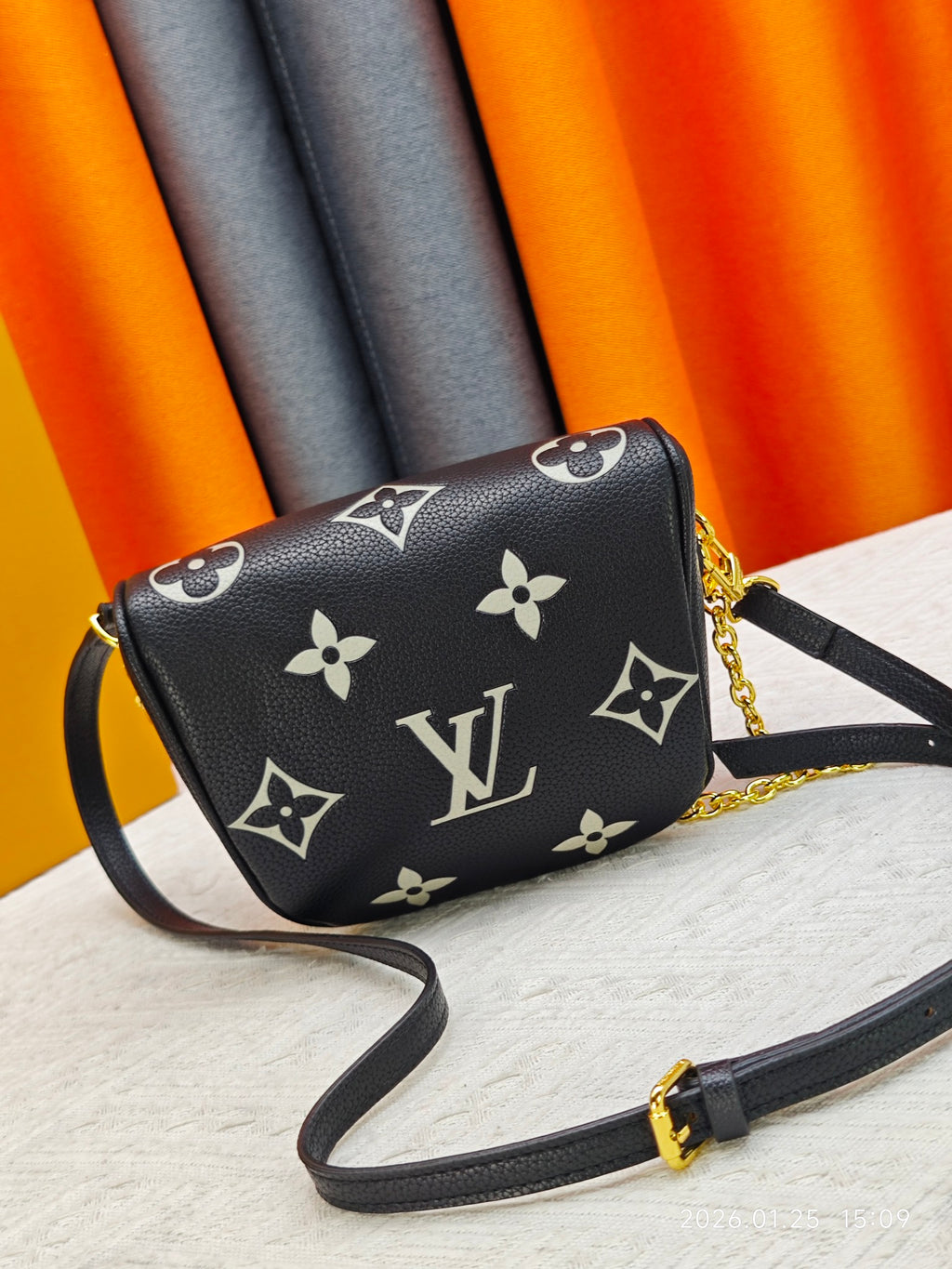 B1P46E76 Popular leather bag