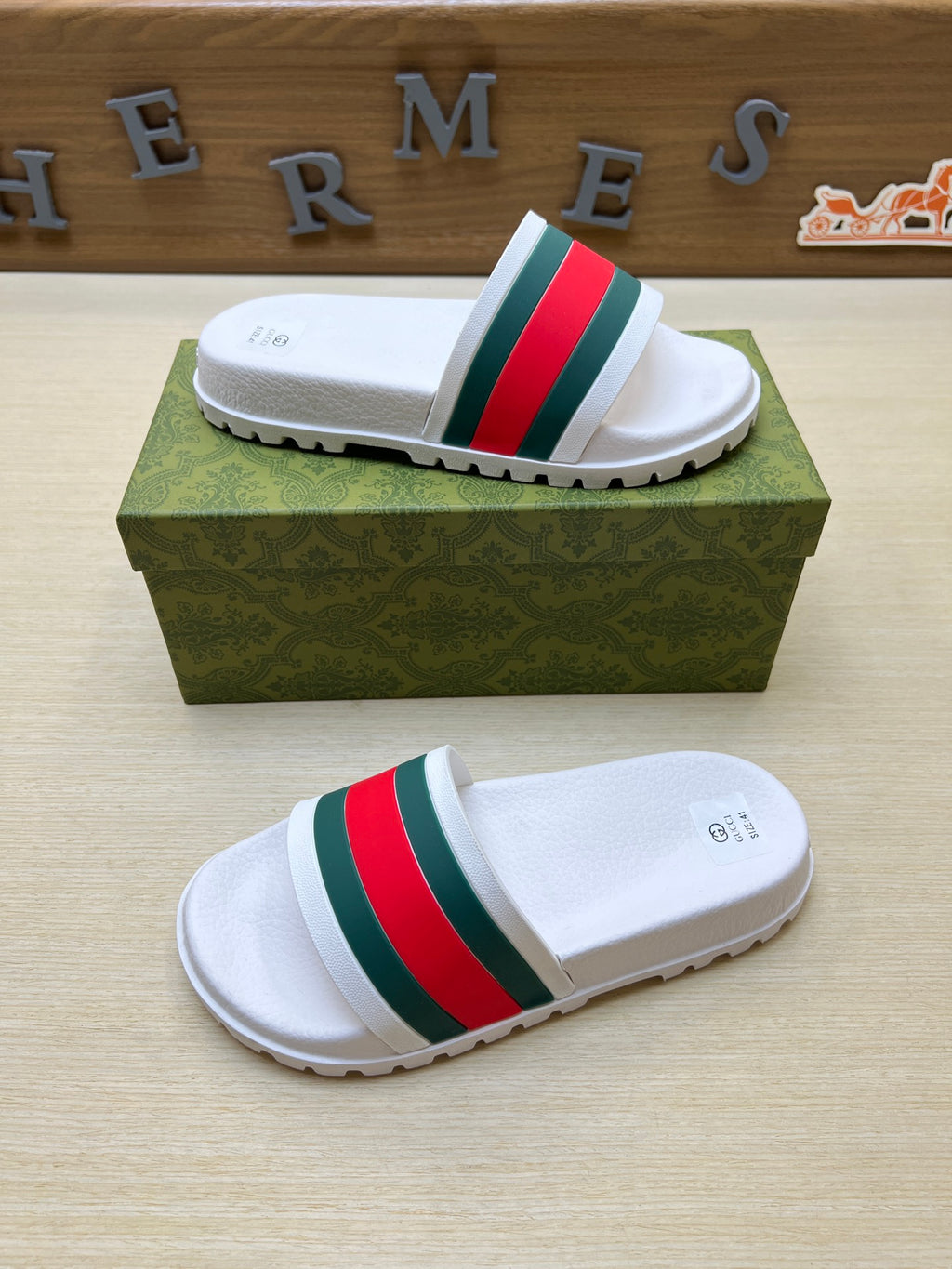 Z5X76B7  Popular slippers
