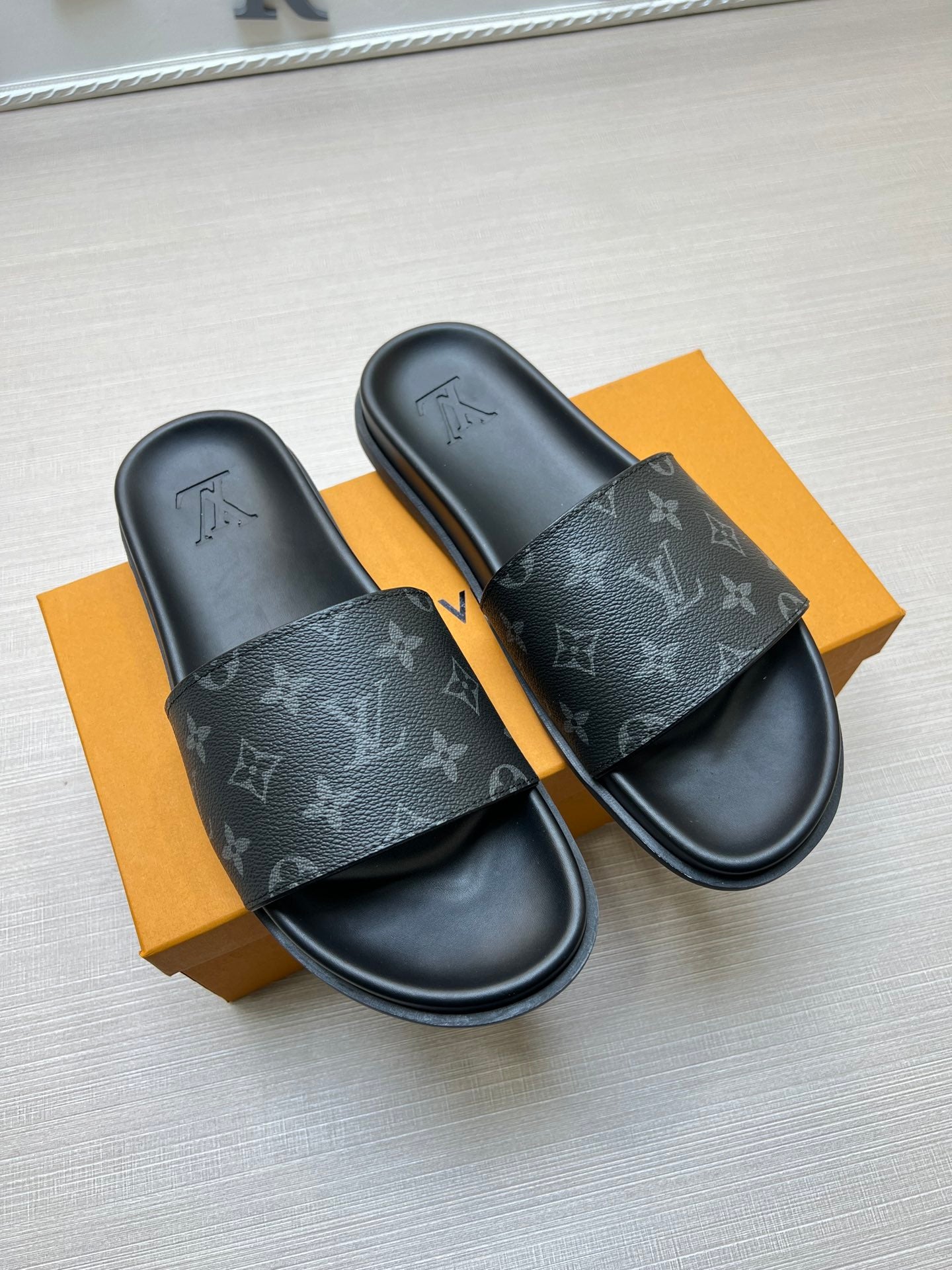 Z5ZE56 Popular slippers