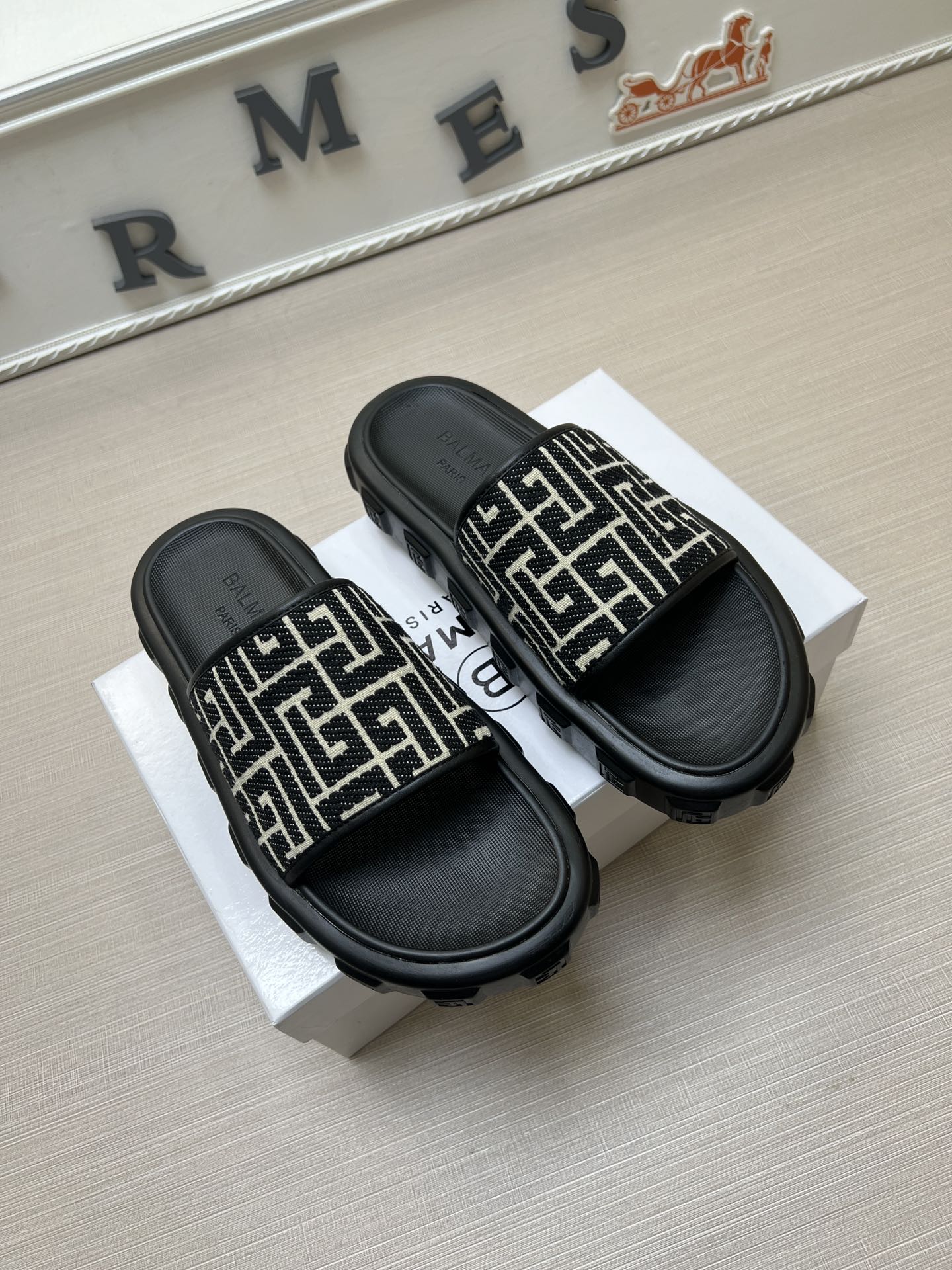 Z5ZA110  Popular slippers