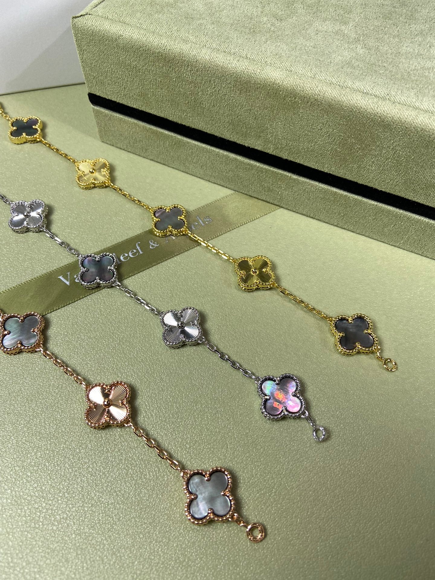 X5X94VA181K  Popular bracelets  5 flowers normal size1.5cm flower