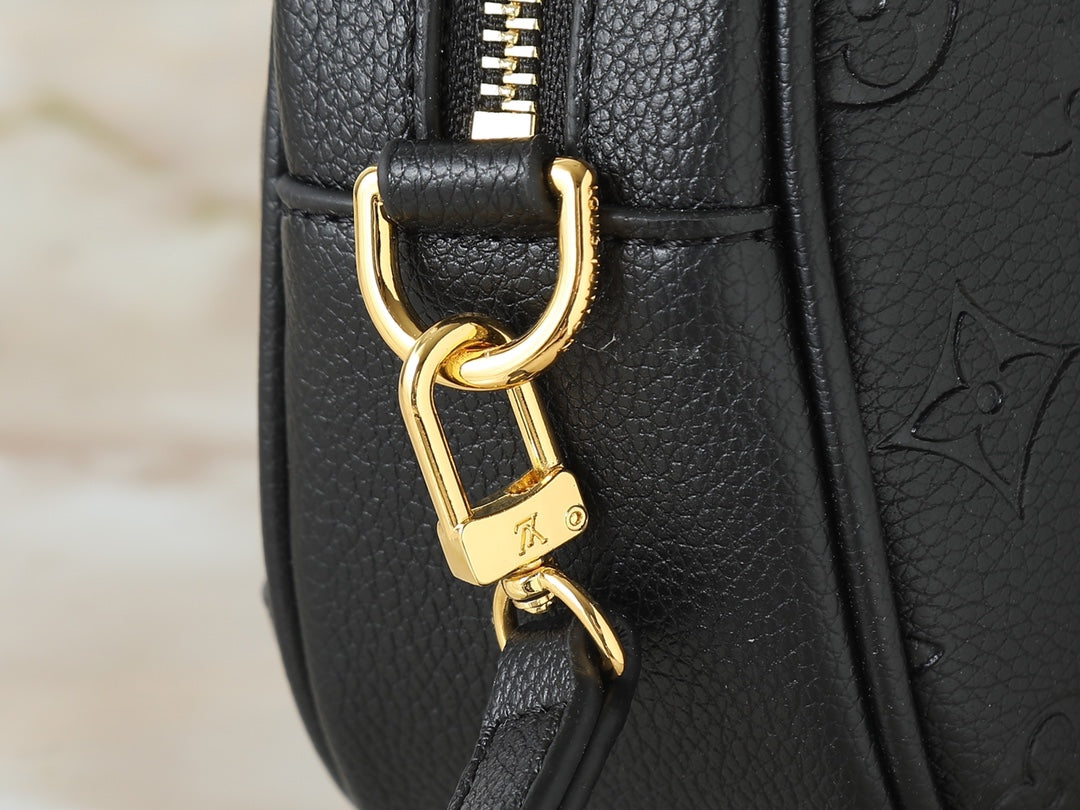 B1R15E147 Popular leather bag