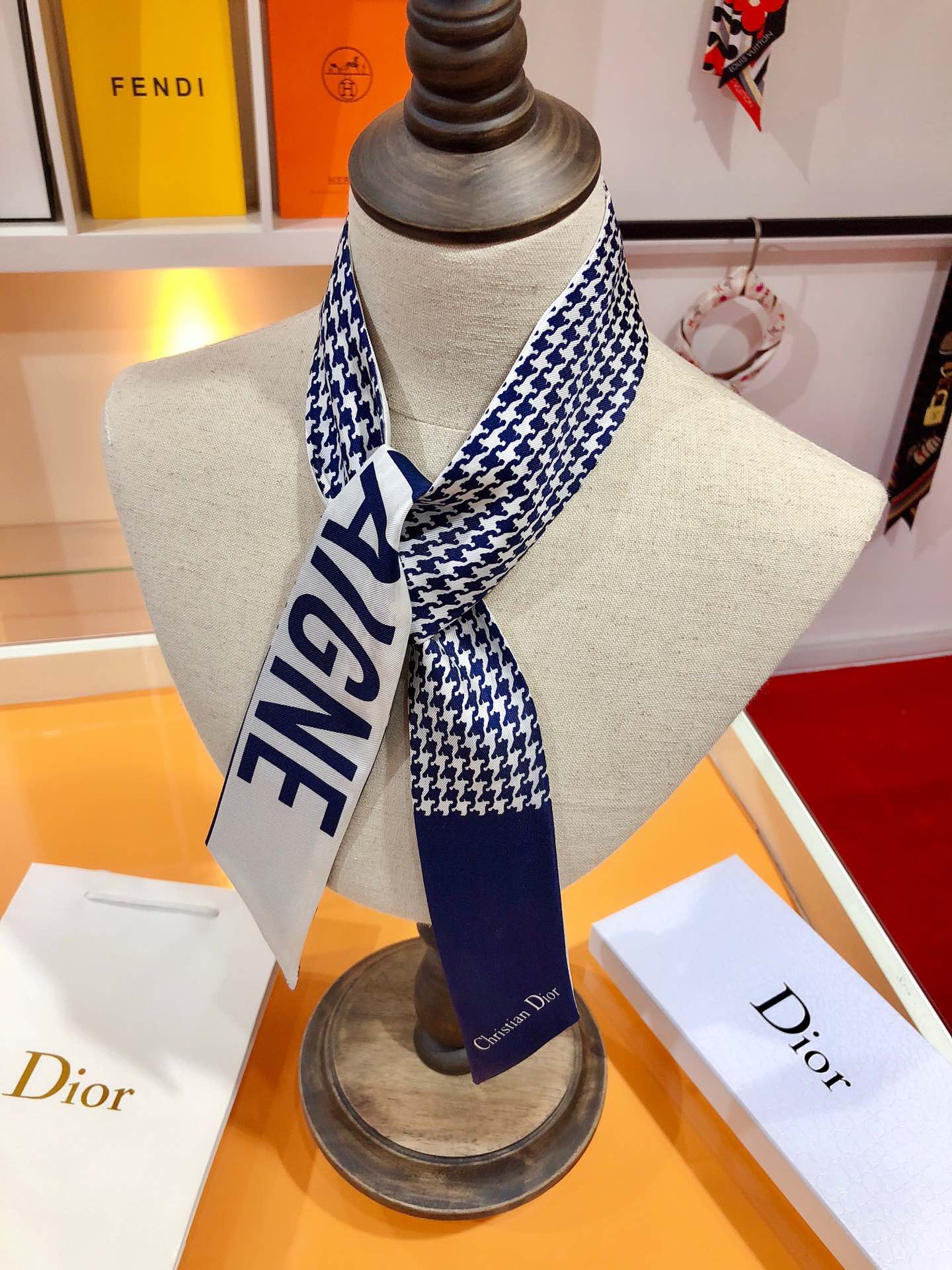 W1N46D4 Popular Silk Scarve