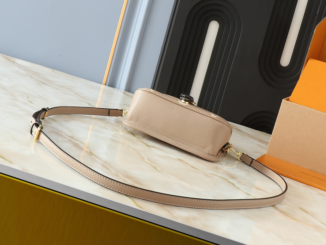 B1X45E4 Popular leather bag