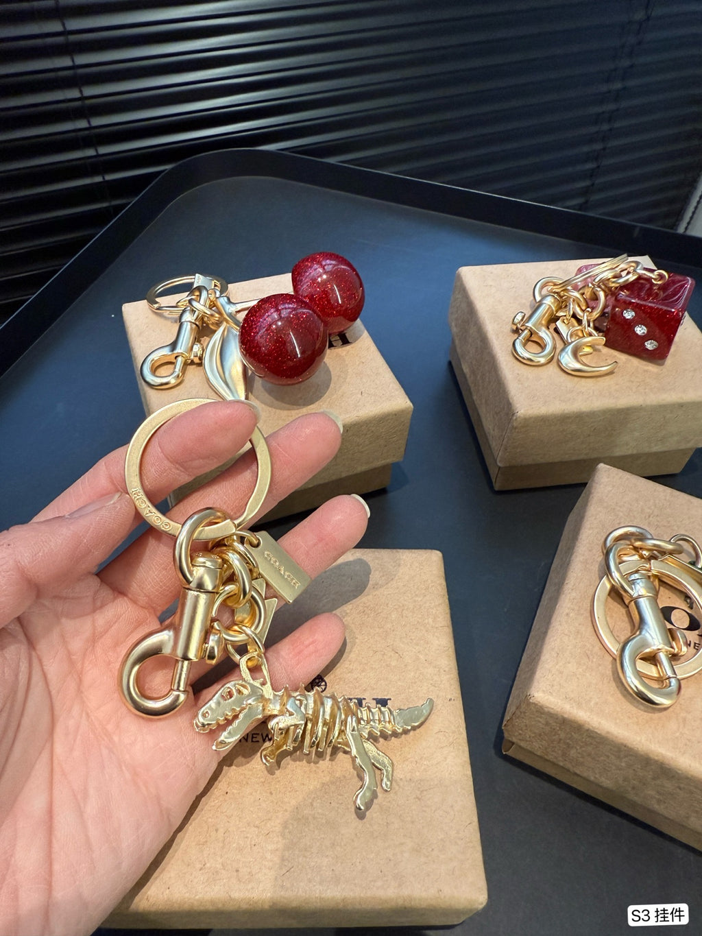 A1Z105B40 Popular bag 's charms accessories