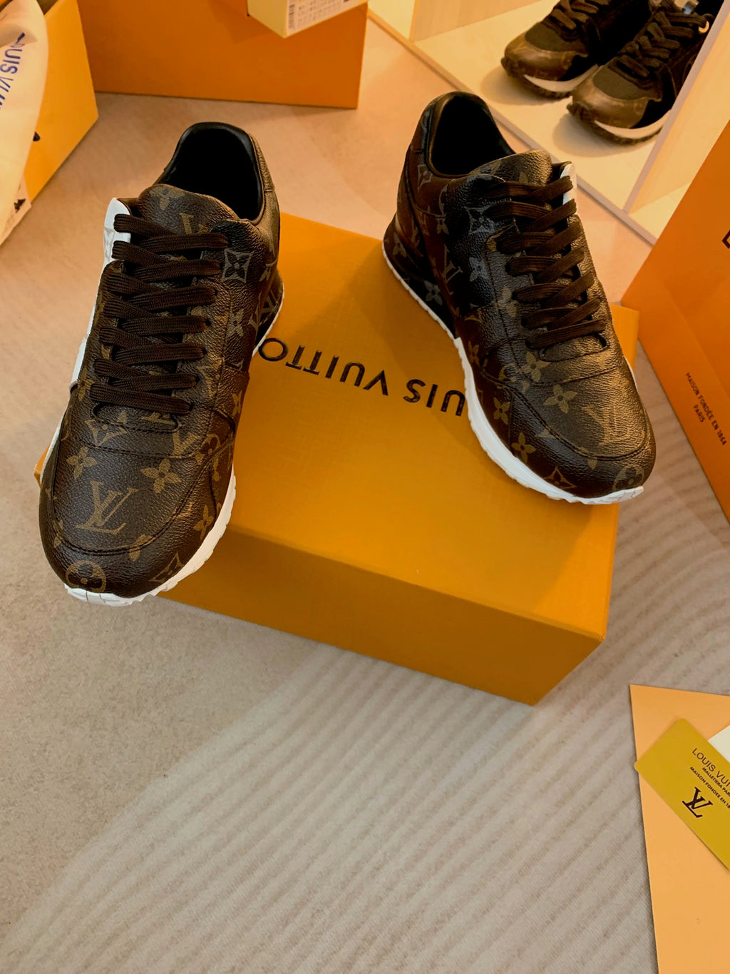 Z2Q95E103  Popular high-quality  shoes